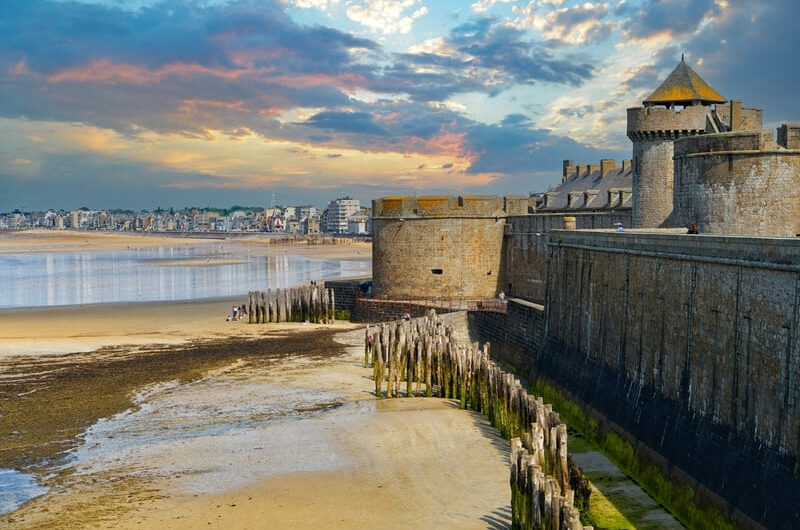 saint malo - Festungsmauer und Strand bei Ebbe