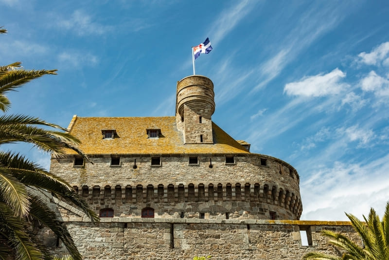 saint malo - Turm mit Flagge von Saint Malo.