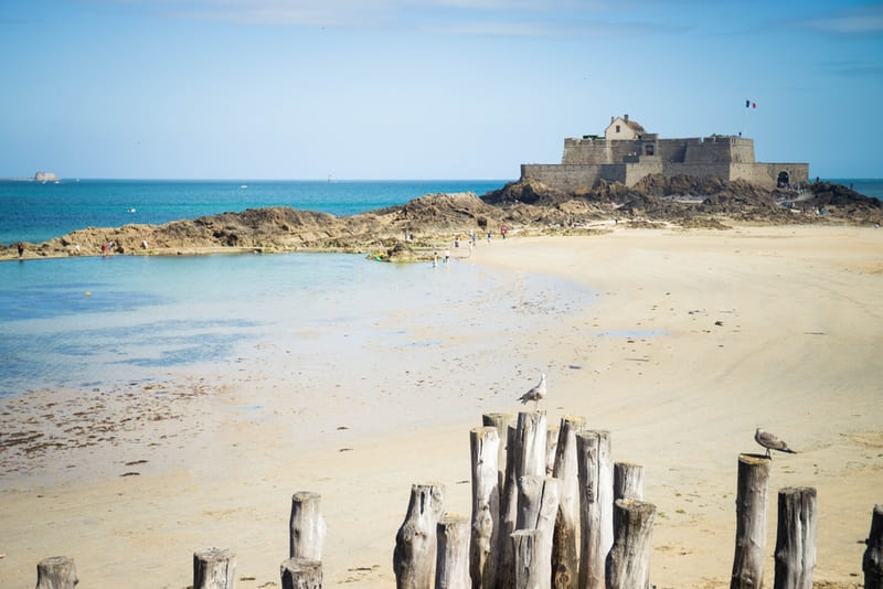 saint malo - Die Insel Grand bla bei Ebbe.