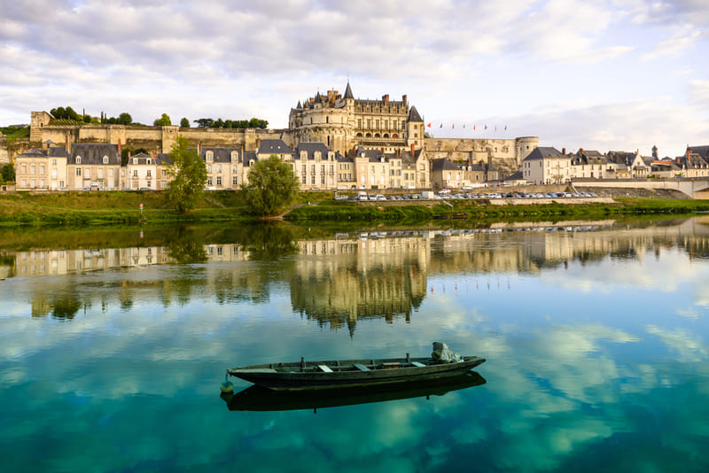 Schloesser der loire - Blick auf das Château Amboise vom Fluss aus