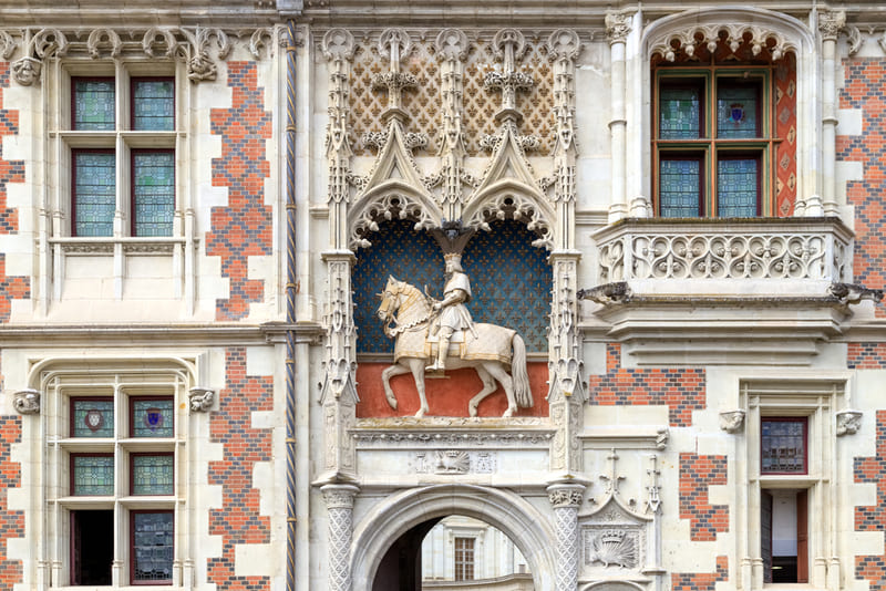 schloesser der loire - König Louis XII Statue auf der Fassade des Château de Blois