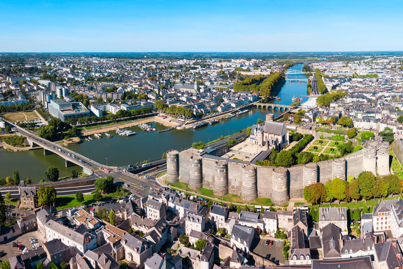 schloesser der loire - Panoramablick auf die Stadt Angers