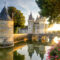 schloesser der loire - Chateau de Sully-sur-Loire im Sonnenuntergang, Frankreich