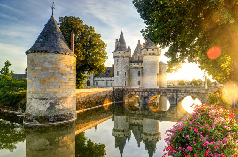 schloesser der loire - Chateau de Sully-sur-Loire im Sonnenuntergang, Frankreich