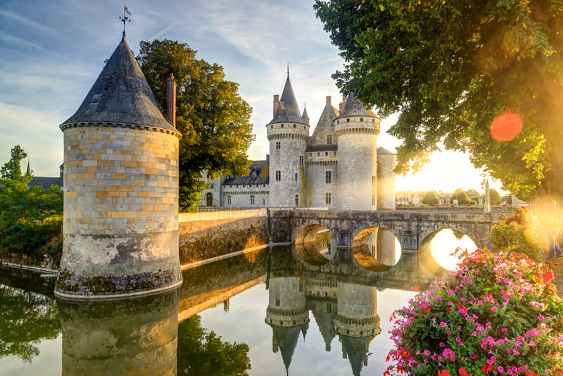 schloesser der loire - Chateau de Sully-sur-Loire im Sonnenuntergang, Frankreich