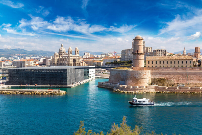 Panorama vom Alten Hafen in Marseille mit Mucem, Fort Saint-Jean und Kathedrale La Major bei Sonnenschein