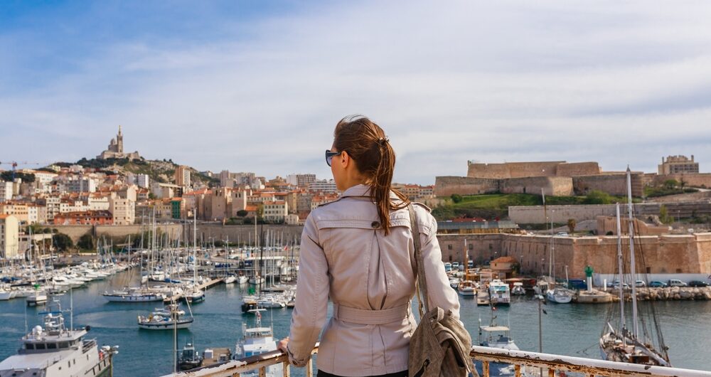 Detailaufnahme von Künstlerpinseln in einem Atelier – Marseille erleben durch urbane Kunst und kreative Werkstätten