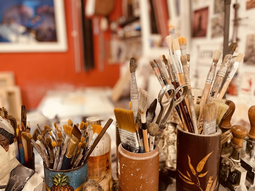 Detailaufnahme von Künstlerpinseln in einem Atelier – Marseille erleben durch urbane Kunst und kreative Werkstätten
