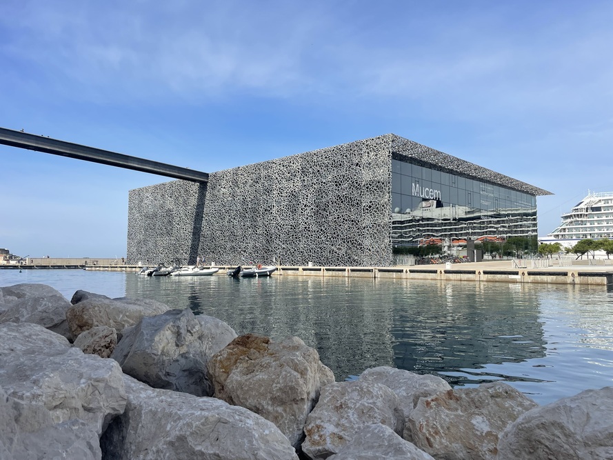 Das Mucem in Marseille – modernes Museum mit markanter Netzfassade, direkt am Wasser beim Alten Hafen gelegen