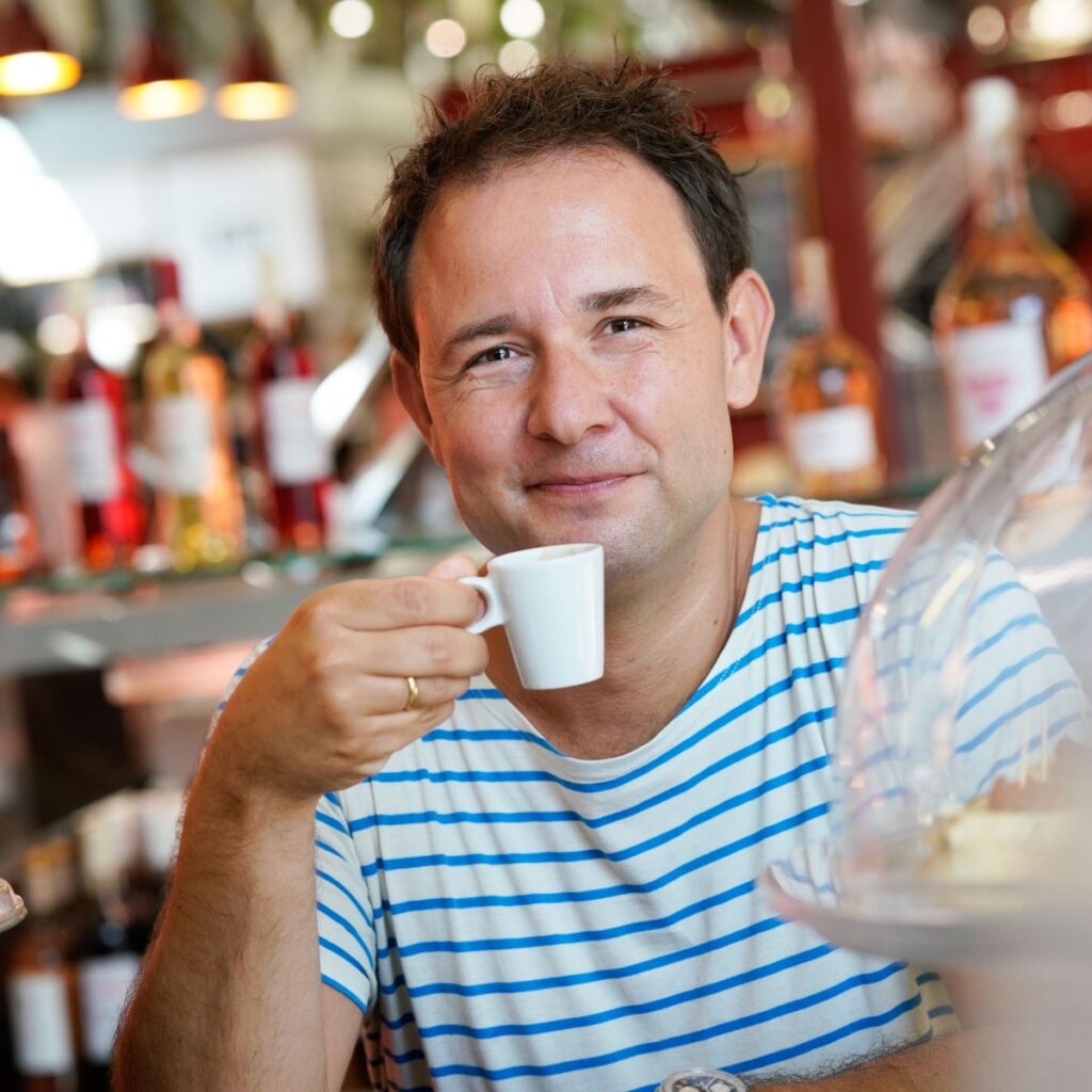 Alexander Oetker mit Espressotasse in einer Bar in Bordeaux