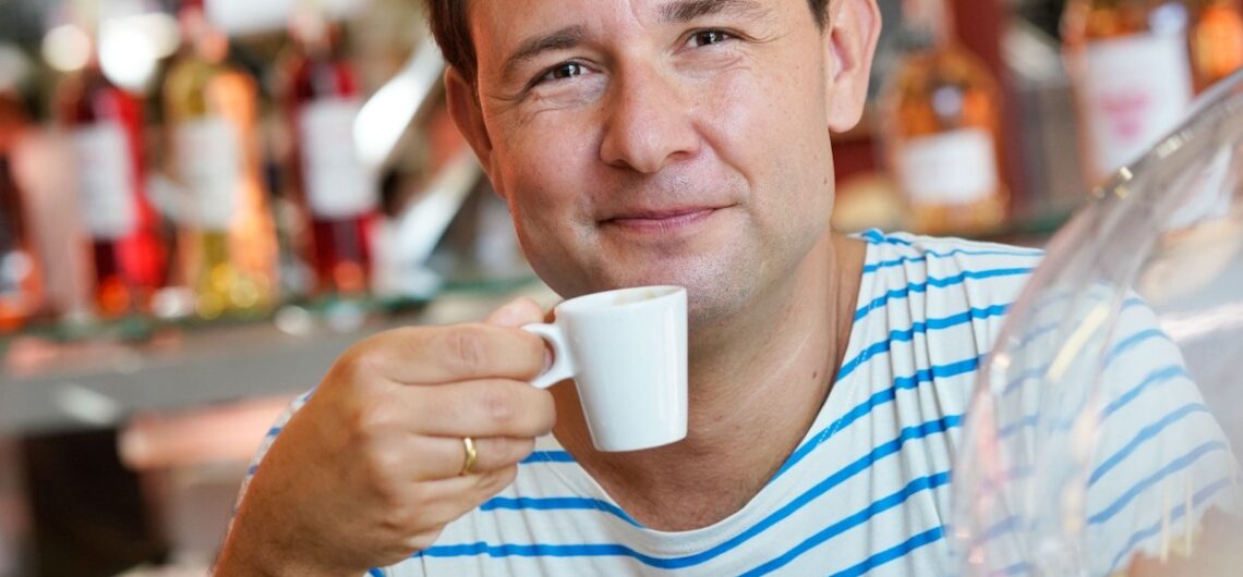 Alexander Oetker mit Espressotasse in einer Bar in Bordeaux