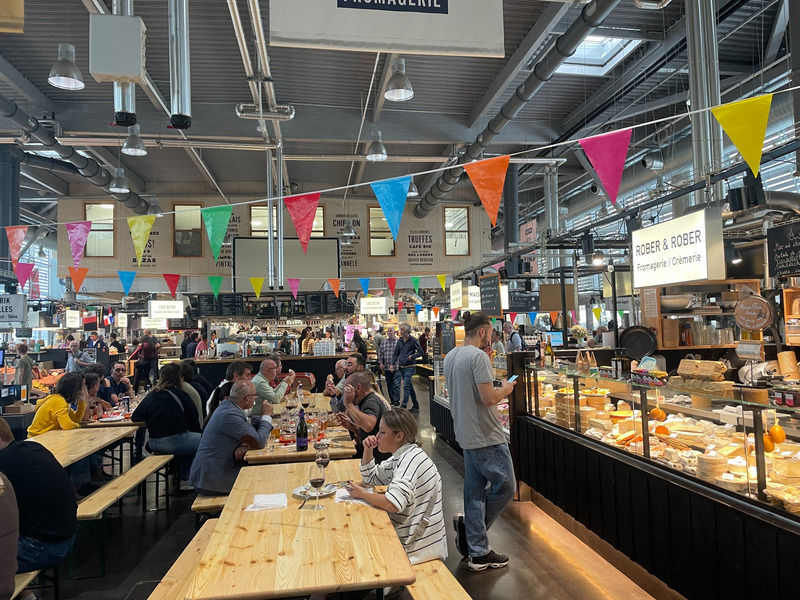Markthalle Les Halles de Bacalan in Bordeaux mit Ständen und Gästen