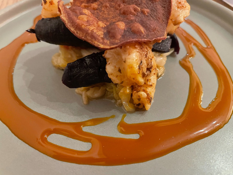 Angerichteter Restaurantgang in Bordeaux mit Sauce und knusprigem Topping