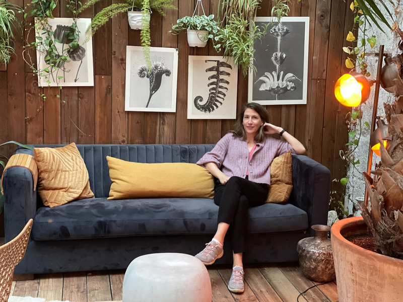Antje Seele sitzt in einem gemütlichen Lounge-Bereich einer Unterkunft in Bordeaux © tourexquisit