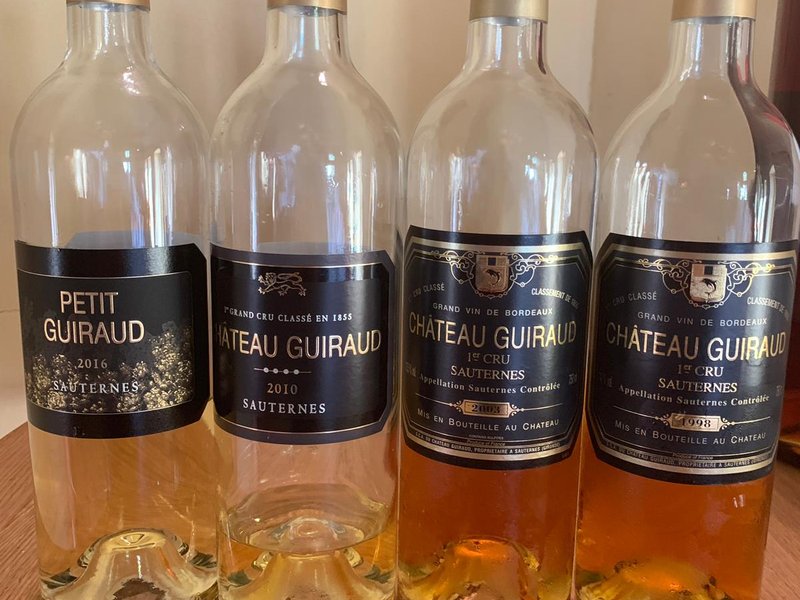 Flaschen von Château Guiraud Sauternes bei einer Verkostung