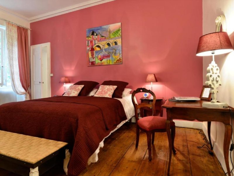 Zimmer in einer kleinen Privatunterkunft im Médoc mit Doppelbett und Schreibtisch