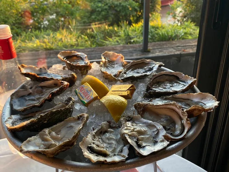 Austernplatte am Meer bei einer Bordeaux Wein- und Genussreise individuell in Arcachon