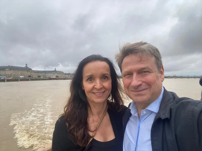 Reisende bei einer Bordeaux Wein- und Genussreise individuell an der Garonne