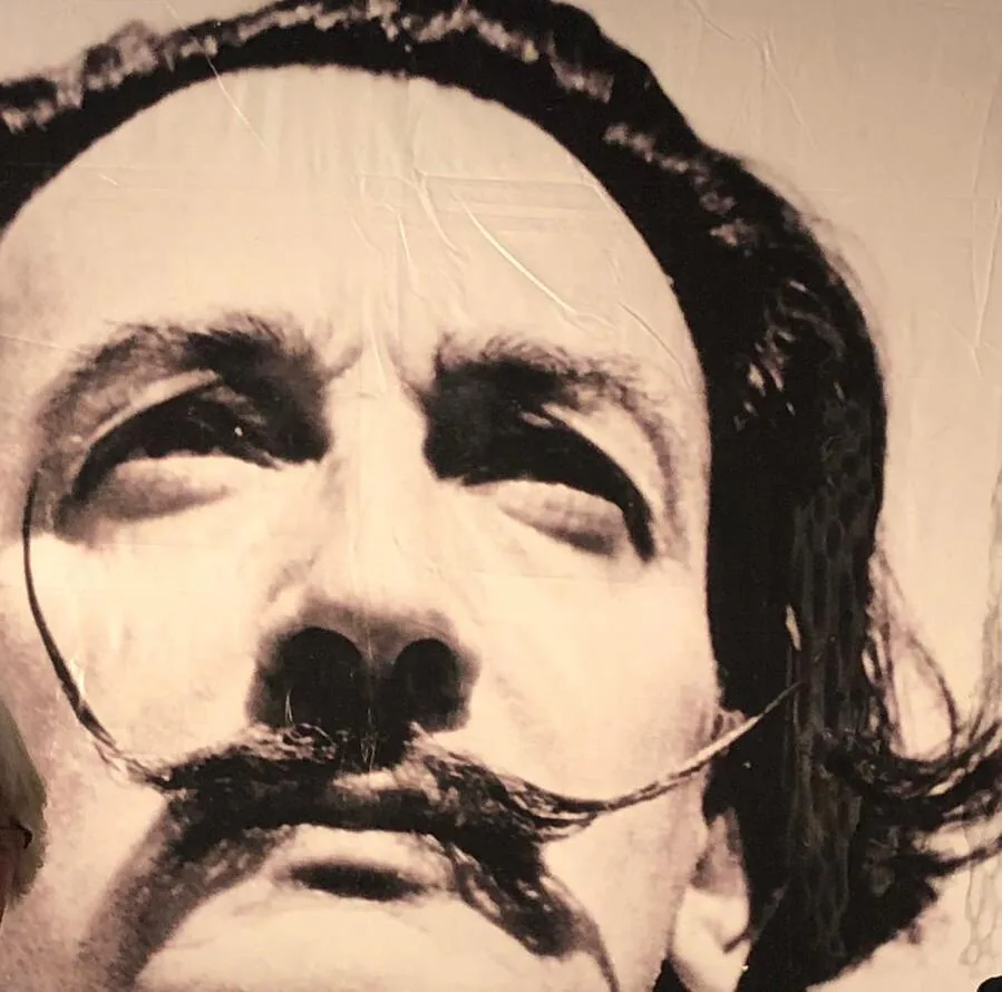 Schwarz-weißes Porträt von Salvador Dalí mit markantem Schnurrbart