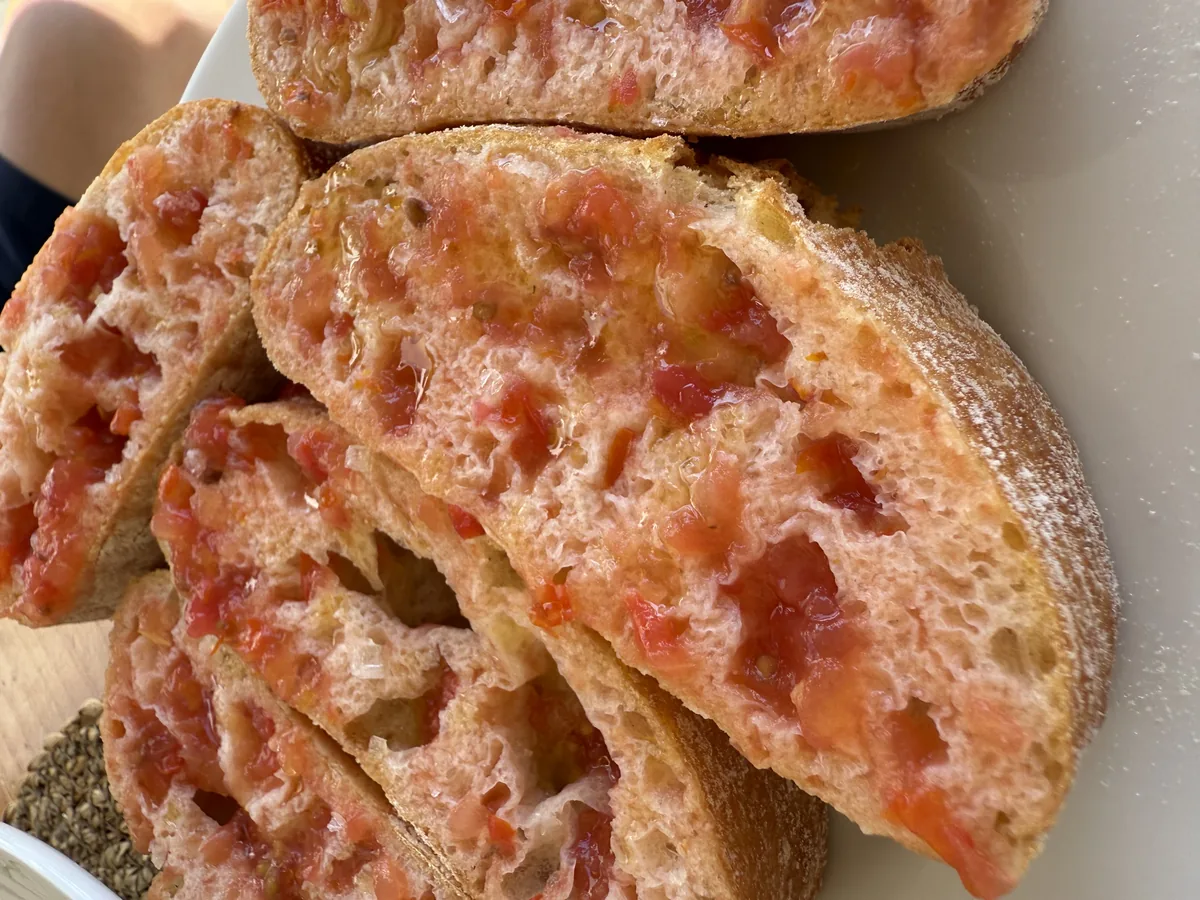 Geröstete Brotscheiben mit frisch geriebener Tomate, katalanisches Pa amb tomàquet