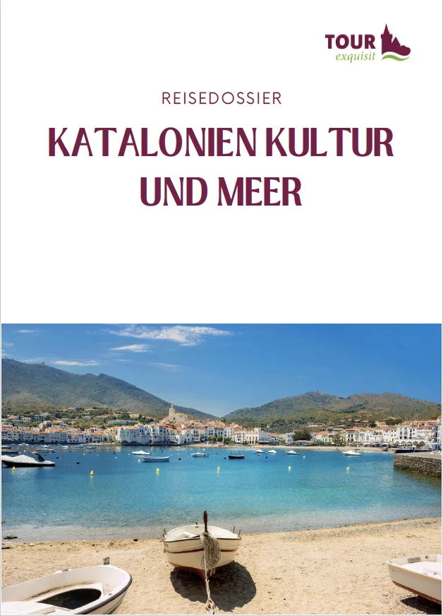 Deckblatt des Tour-Exquisit-Reisedossiers Katalonien Kultur und Meer mit Blick auf den Hafen von Cadaqués