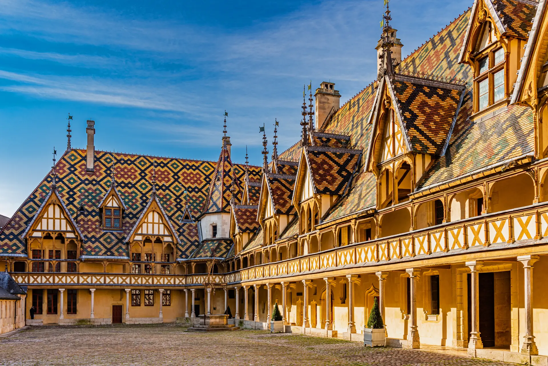 Hospices de Beaune mit farbigem Ziegeldach