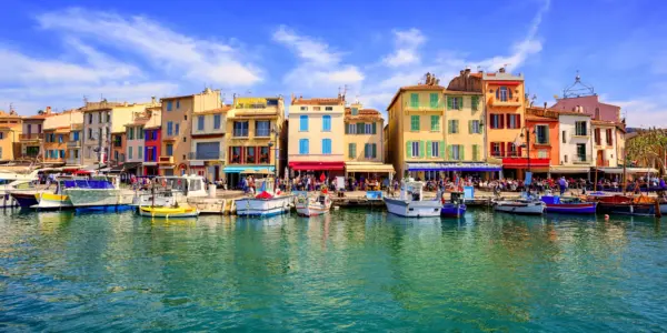 Bunte Häuser an der Hafenpromenade von Cassis