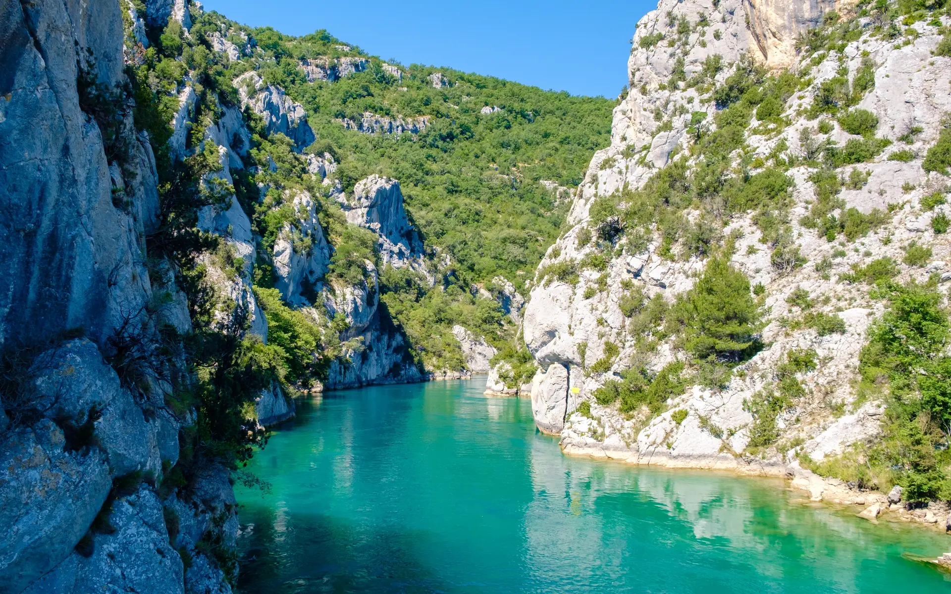 Türkisfarbener Lac de Sainte-Croix am Ausgang der Gorges du Verdon