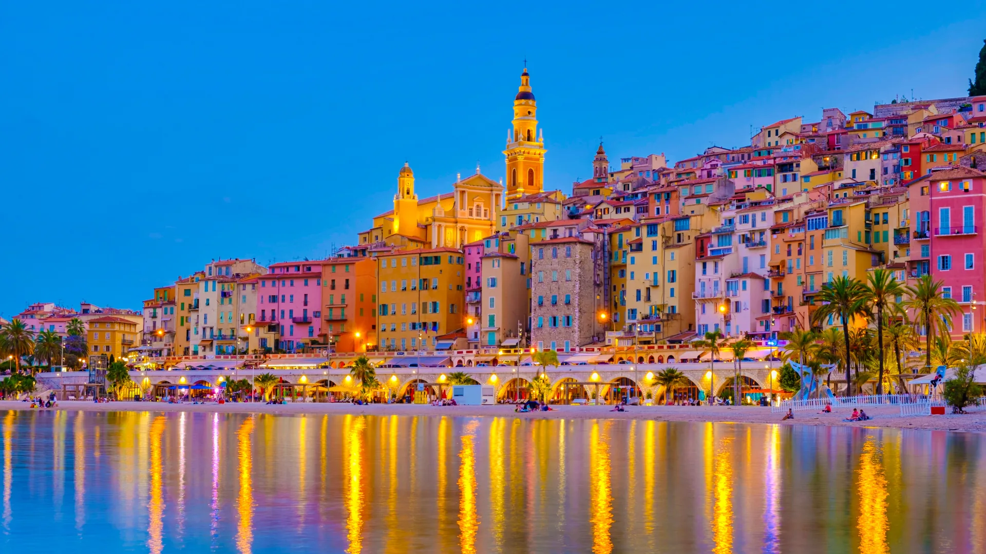 Farbige Häuser der Altstadt von Menton am Meer im Abendlicht