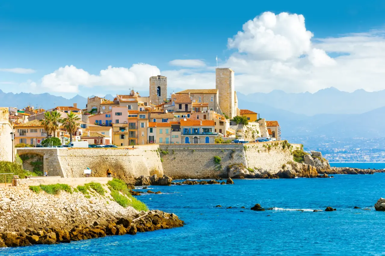 Panoramablick auf Antibes an der Côte d'Azur