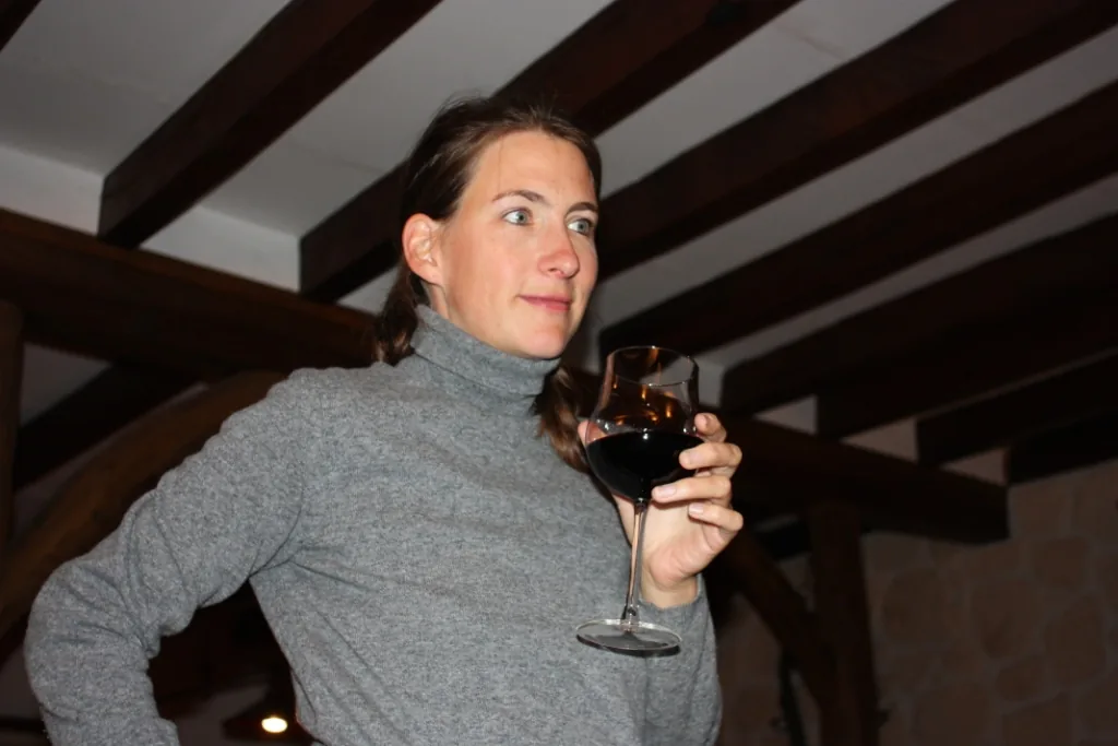 Antje Seele in Burgund mit einem Glas Rotwein, Foto aus den Anfangsjahren von Tour Exquisit