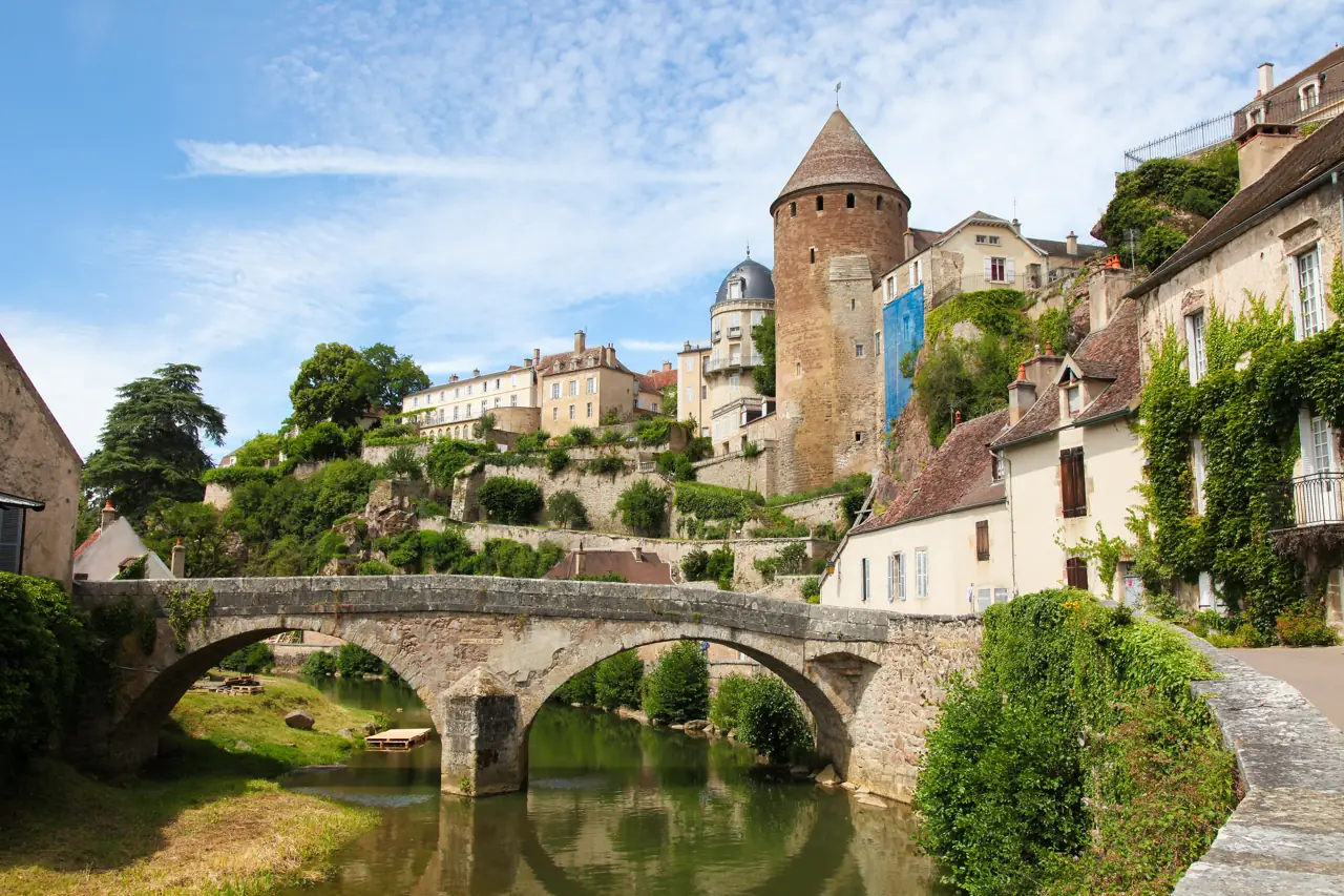 Semur-en-Auxois mit Rundturm und Steinbrücke über die Armançon