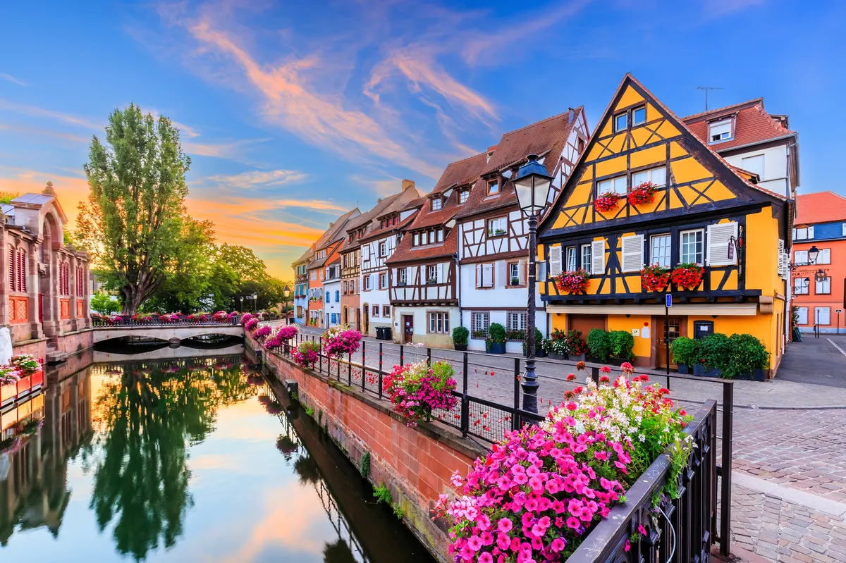 Fachwerkhäuser und Blumen am Kanal in Klein-Venedig, Colmar