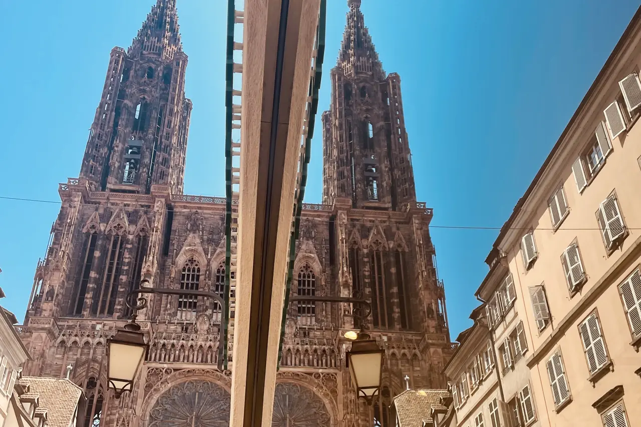 Das Straßburger Münster mit seinen zwei Türmen, gespiegelt in einer Schaufensterscheibe